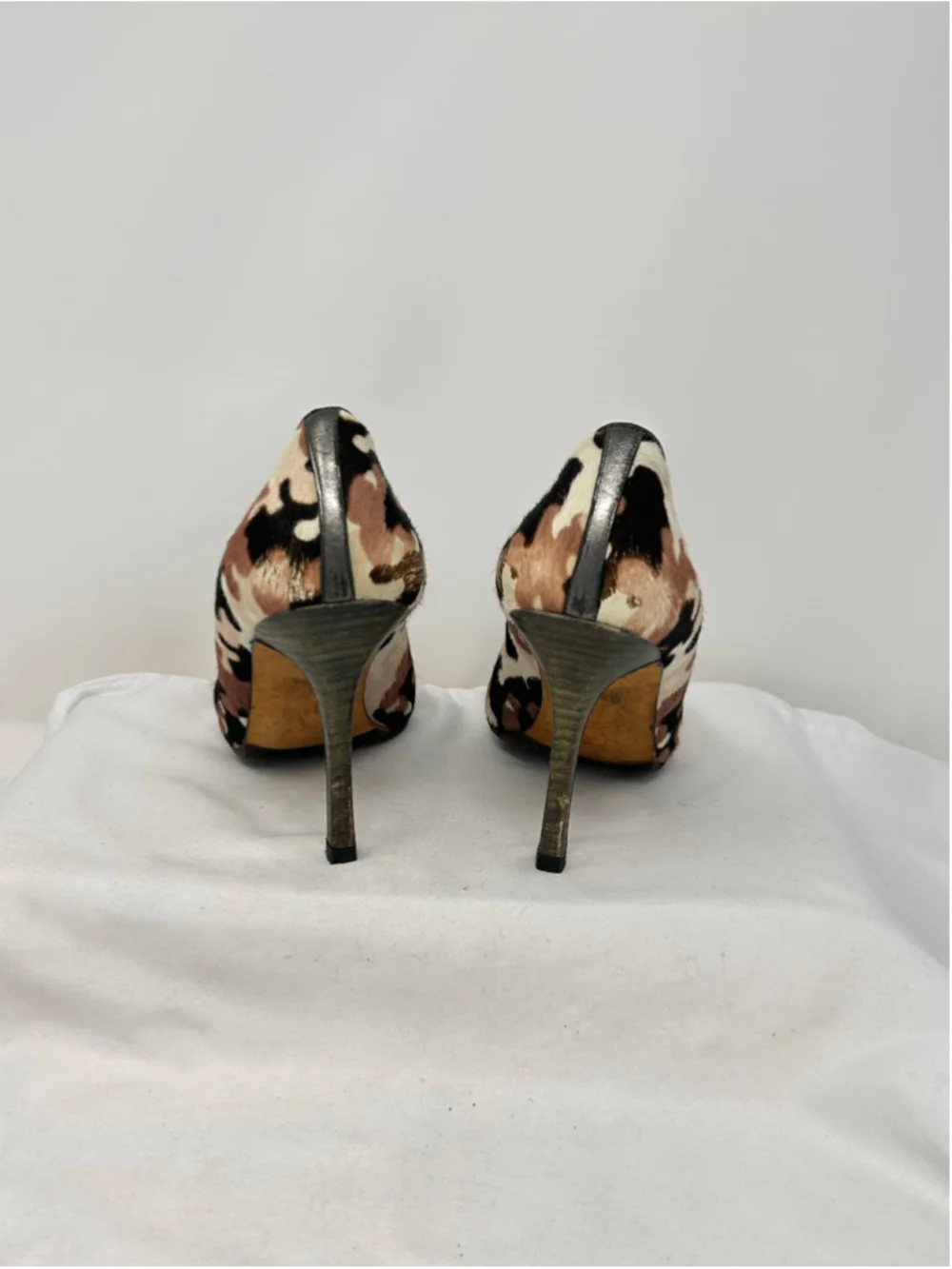 Manolo Blahnik Camouflage Pony Hair Peep Toe Pumps Heels EU 38 - Picture 4 of 10